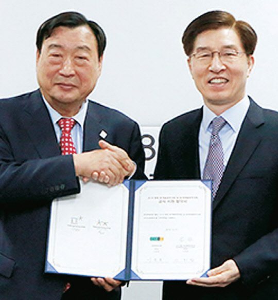 10일 서울 잠실동 평창 동계올림픽 조직위원회 서울사무소에서 이동호 현대백화점그룹 부회장(오른쪽)과 이희범 평창 동계올림픽 조직위원장이 평창 동계올림픽대회 및 동계패럴림픽 대회 공식 지원 협약을 체결한 뒤 기념촬영을 하고 있다.      현대백화점그룹 제공